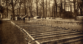 221975 Afbeelding van de opbouw van de monsterkamers op het terrein in het Park Tivoli (Nachtegaalstraat) te Utrecht ...